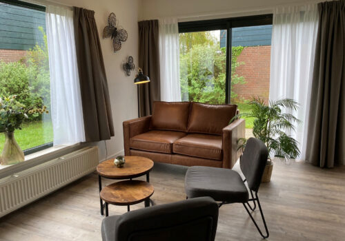 Bungalowpark-Sollasi-Comfort-bungalow huiskamer huur bungalow