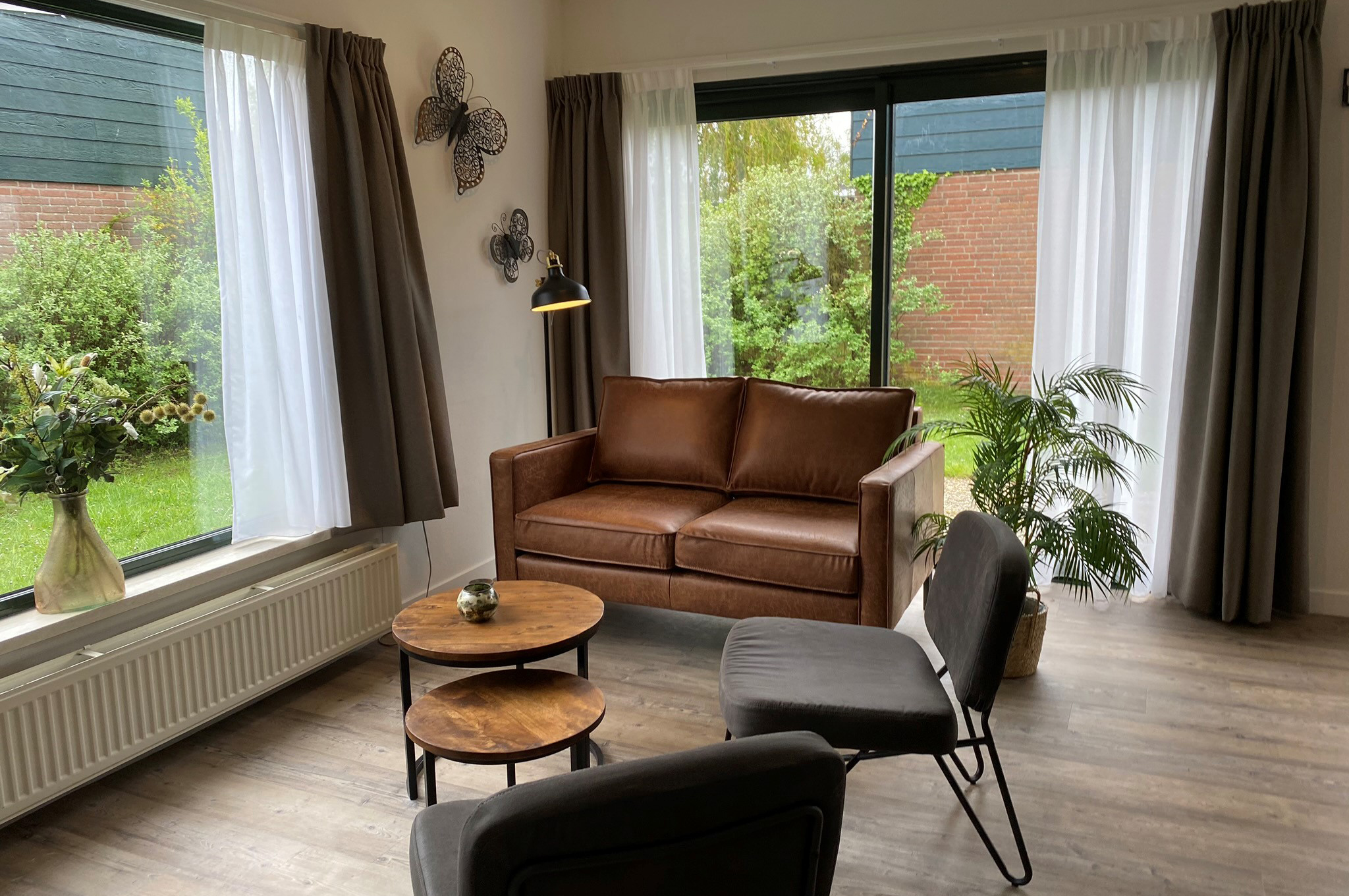 Bungalowpark-Sollasi-Comfort-bungalow huiskamer huur bungalow